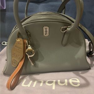Vunque crossbody (include keychain)